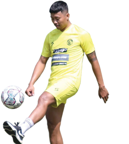 SELALU BERI SUPPORT: Kushedya Hari Yudo menjalani tahap penguatan bersama Arema FC di Lapangan Desa Tirtomoyo, Kecamatan Pakis, Jumat lalu (23/9). (Suharto/Radar Malang)