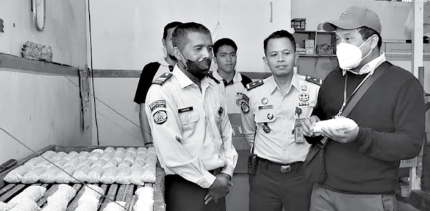 AKTIVITAS PRODUKTIF: Tim dari BPK melihat aktivitas bimbingan kerja di Lapas Lowokwaru yang hasilnya bisa menyumbang Penerimaan Negara Bukan Pajak (PNBP). LAPAS KLAS I MALANG FOR RADAR MALANG