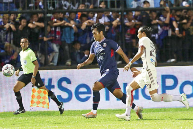 BERBAGI KISAH: Striker Arema FC Muhammad Rafli (tengah) berebut bola dengan bek Persija Jakarta Hansamu Yama dalam pertandingan pekan ke tujuh Liga 1 beberapa waktu lalu. Saat itu, dia masuk di babak kedua. (Darmono/ Radar Malang)