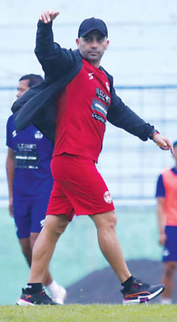 NGEMONG PEMAIN: Javier Roca memimpin sesi latihan Tim Singo Edan di Stadion Gajayana, beberapa waktu lalu. (Darmono/Radar Malang)