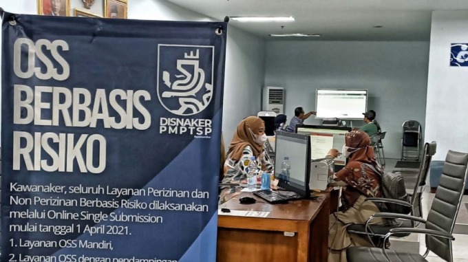 MEMUDAHKAN WARGA: Petugas Pemkot Malang tampak memberi layanan administrasi ke warga di Mal Pelayanan Publik Alun-Alun Merdeka, kemarin. (Suharto/Radar Malang)