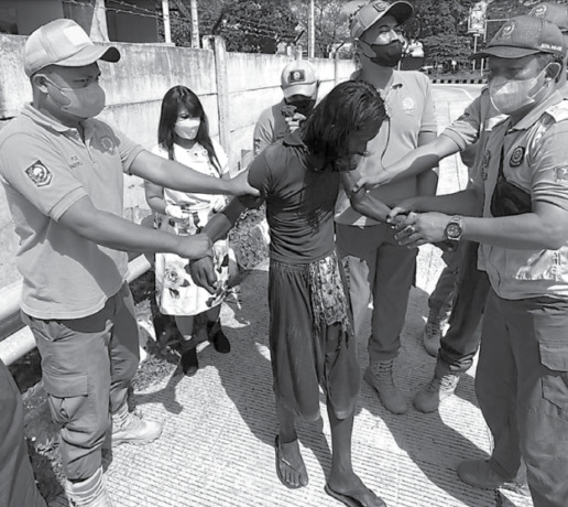 AGRESIF: Tim Satpol PP Kota Malang mengamankan ODGJ di sisi selatan exit Tol Madyopuro kemarin. (SATPOL PP FOR RADAR MALANG)