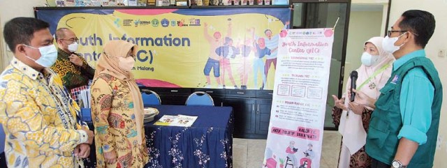 JUGA FOKUS STUNTING: Ketua Tim Pengabdian Masyarakat PPDS Desa Selorejo Polkesma Herawati Mansur (dua dari kiri) menjelaskan program YIC termasuk peran kader YIC. (Rofia Ismania/Radar Malang)