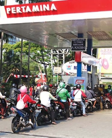 BENSIN: Para pengendara sepeda motor antre membeli bahan bakar minyak (BBM) subsidi di SPBU Jalan Ciliwung, beberapa waktu lalu. (Darmono/Radar Malang)