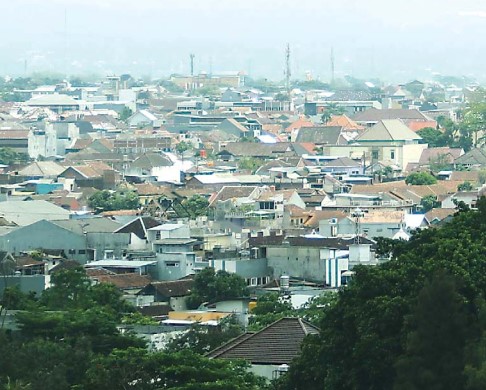 TAK BANYAK RUANG TERBUKA: Kecamatan Klojen memiliki penduduk 10.654 jiwa per kilometer persegi. Ini membuat kondisi kecamatan tersebut sangat padat. (Suharto/Radar Malang)
