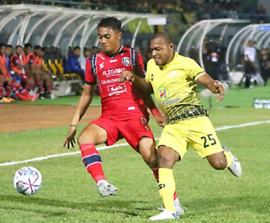 BERBUAH DUA DENDA: Rizky Dwi Febrianto (kiri) turun di laga kontra Barito Putera, beberapa waktu lalu. Sehari sebelum pertandingan, Arema FC tak bisa menggelar sesi official training. (Radar Banjarmasin)