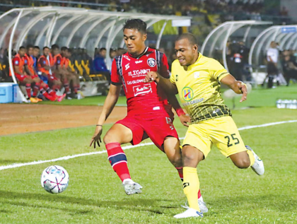 FOKUS MENATAP PERSIB: Rizky Dwi Febrianto (kiri) turun sejak menit awal di laga kontra Barito Putera, Minggu malam (4/9). Hari ini, dia dan pemain Singo Edan lainnya kembali berlatih. (M IDRIS JIAN SIDIK/RADAR BANJARMASIN)