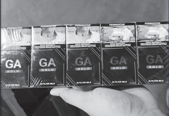 MURAH: Salah satu rokok tanpa pita cukai yang disita tim Bea Cukai dan Satpol PP Kabupaten Malang dalam penyisiran di Kecamatan Bululawang, Wajak, dan Tajinan. (BEA CUKAI MALANG FOR RADAR MALANG)