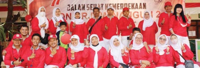 KOMPAK : Kepala SDN Arjowinangun 2 Malang Atik Setyawati SPd MPd (berdiri tiga dari kanan) bersama guru dan staf saat jalan sehat kemerdekaan di sekolah. (SDN Arjowinangun 2 Malang For Radar Malang)