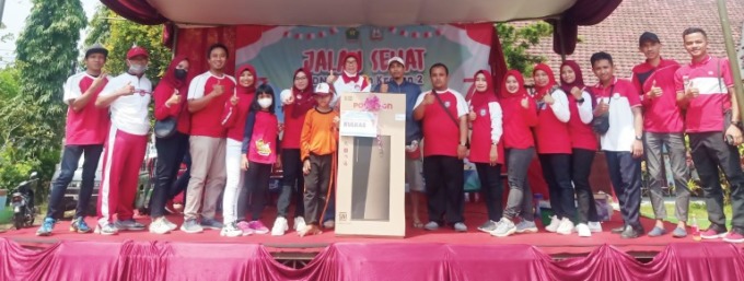 MERIAH : Kepala SDN Bakalan Krajan 2 Hanik Latifah SPd MPd (tengah) bersama guru, staf, wali murid dan siswa saat Gerak Jalan memperingati HUT RI ke 77. (SDN Bakalan Krajan 2 For Radar Malang)