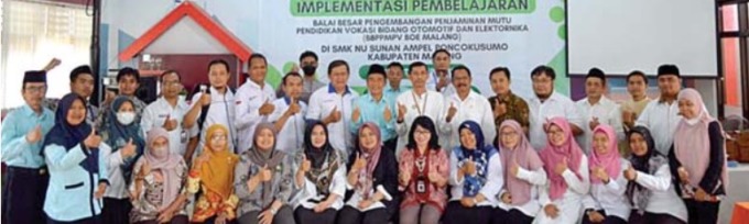 SINERGI: Kepala Sekolah Drs H Abdul Mujib Syadzili Msi (tengah baju biru) bersama peserta workshop PIP di SMK NUSA, kemarin. (SMK Nusa For Radar Malang)