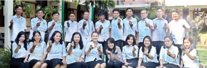 PENDIDIK: Kepala Sekolah Fr. M. Yohanes Laga Payong BHK SFil MPd (lima dari kiri) bersama guru dan staf di halaman sekolah SMPK Frateran Celaket 21. (SMPK Frateran Celaket 21 For Radar Malang)