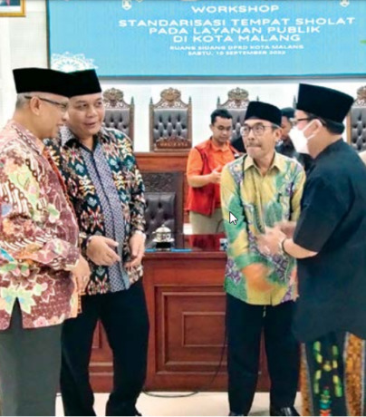 STANDARDISASI FASILITAS UMAT: Wali Kota Malang Sutiaji (kanan) bersama Ketua PCNU Kota Malang KH Dr Isroqunnajah dan Ketua DPRD I Made Riandiana Kartika di gedung dewan, kemarin. (Amel/RADAR MALANG)