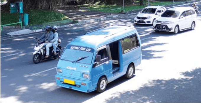 TUNGGU JUKNIS: Salah satu angkot melintas di kawasan Alun-Alun Kota Malang kemarin (12/9). Skema subsidi untuk sopir angkot tengah disiapkan Pemkot Malang. (suharto/radar malang)