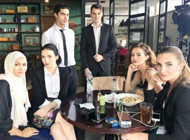 TALENT LEBIH MENJUAL: Maia Malik (dua dari kiri) bersama para model dari berbagai negara usai briefing jelang pemotretan sebuah produk. (Maia Malik for Radar Malang)