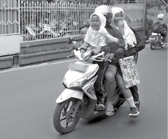 SEPELEKAN BAHAYA: Salah satu pengendara membonceng empat pelajar di Kecamatan Sukun yang pulang sekolah, Rabu lalu (20/9). (DARMONO/ RADAR MALANG)