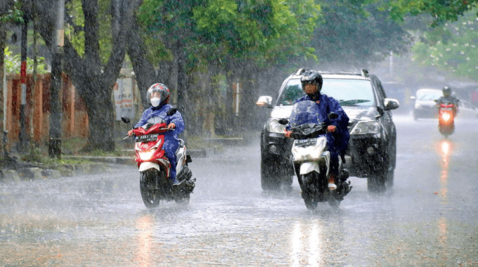MASUK PERALIHAN MUSIM: Hujan deras turun di Jalan Sultan Agung, Kecamatan Klojen, Kota Malang kemarin siang (21/9). Hujan juga terjadi di Kota Batu dan Kabupaten Malang. (SUHARTO/ RADAR MALANG)