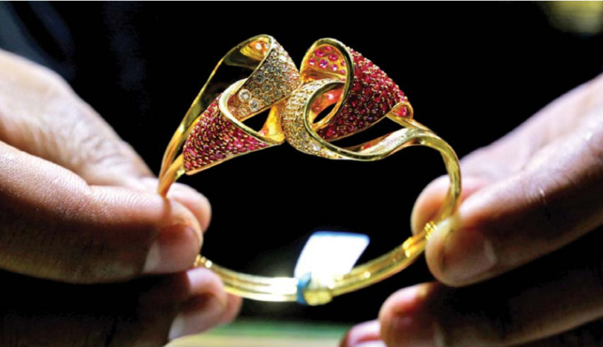 PILIHAN INVESTASI: Emas dalam bentuk perhiasan selalu bisa menarik perhatian mata. Namun saat ini banyak yang memilih emas batangan untuk investasi maupun mahar pernikahan. (DARMONO/ RADAR MALANG)