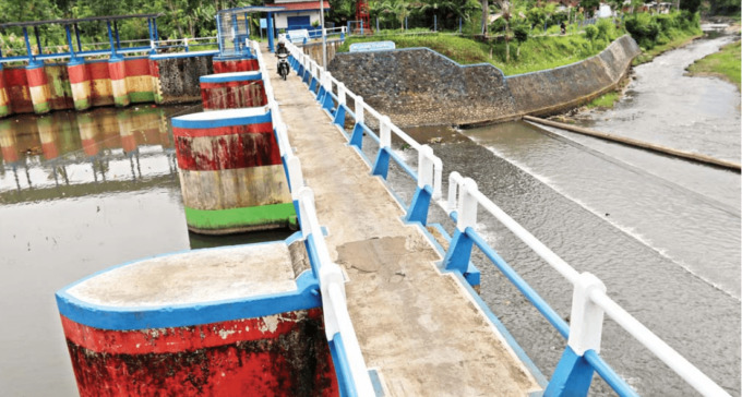 SOLUSI TAHUN DEPAN: Sungai Amprong (atas), Sungai Brantas (kanan bawah), dan Sungai Bango diproyeksikan menjadi penyuplai bahan baku air PDAM bagi pelanggan di Kota Malang. Pemkot mematok target satu di antara tiga titik air permukaan itu bisa dimanfaatka