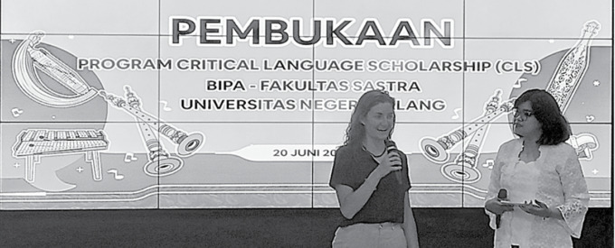 JADI JUJUKAN MAHASISWA ASING: Mahasiswi Universitas Negeri Malang (UM) asal Amerika Serikat (kiri) dalam acara pembukaan Critical Language Scolarship, awal bulan lalu. (ANDIKA/RADAR MALANG)