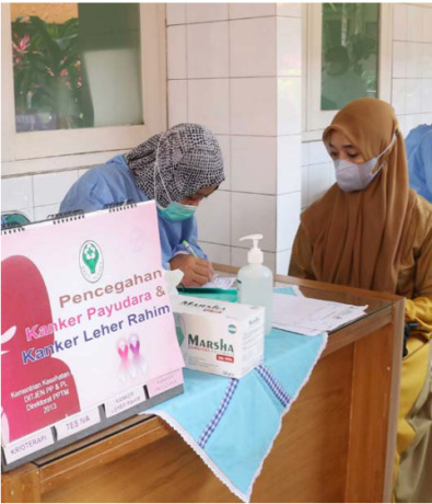 PENTING UNTUK PEREMPUAN: Inspeksi visual asam asetat (IVA) dilakukan di Puskesmas Polowijen, kemarin (27/9). Deteksi dini untuk kanker serviks itu rutin dilakukan Dinkes Kota Malang. (SUHARTO / RADAR MALANG)