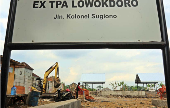 TUNTAS OKTOBER: Pembangunan gantangan di eks TPA Lowokdowo, Jalan Kolonel Sugiono, Kecamatan Kedungkandang sudah berjalan satu bulan. (darmono/radar malang)