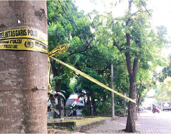 JANJI SEGERA DIGANTI: Mulai Rabu lalu (31/8), area di sekitar Kantor Kecamatan Klojen tampak dipasangi police line untuk menghalau PKL. (Fajar Andre Setiawan/ Radar Malang)