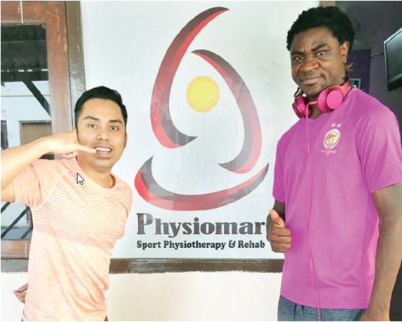 BANTU ATLET CEDERA: Maradona (kiri) di tempat klinik terapinya usai menangani Bio Paulin, mantan pemain Persipura, Jayapura. (Maradona for radar malang)