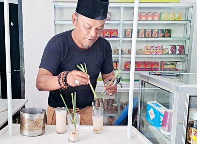 PIAWAI: Achmad Rifa’i meracik ramuan herbal dengan resep yang dia kembangkan sendiri dengan nama-nama unik. (ALIFIANI KURNIA RISDIANTI/RADAR MALANG)