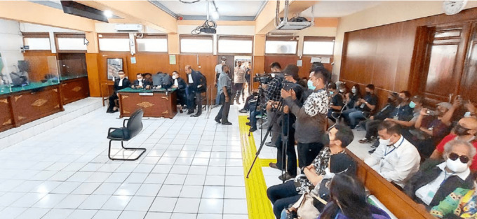 TERBUKA: Kursi pengunjung ruang sidang Cakra di Pengadilan Negeri Malang dipenuhi orang-orang yang ingin mendengarkan pembacaan amar putusan kasus kekerasan seksual dengan terdakwa Julianto Eka Putra kemarin (7/9). (foto-foto: suharto/ radar malang)