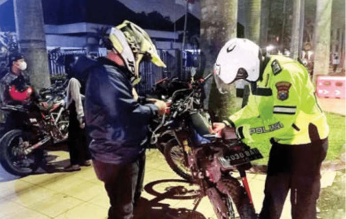 TANPA AMPUN: Petugas Satlantas Polresta Malang Kota merazia kendaraan bermotor di kawasan Jalan Ijen. (polresta malang kota for radar malang)