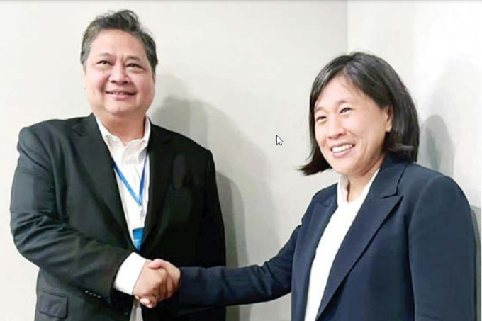 PERKUAT SINERGI: Menteri Koordinator Bidang Perekonomian Airlangga Hartarto berjabat tangan dengan United States Trade Representative (USTR) Ambassador Katherine Tai di Los Angeles, Rabu malam (7/9). (ekon.go.id)