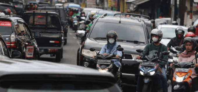 BIKIN WAKTU TERBUANG: Kemacetan panjang terjadi di sekitar pertigaan Dinoyo, pukul 13.30, Jumat (9/9). Butuh pemikiran ekstra untuk mengurangi masalah itu.