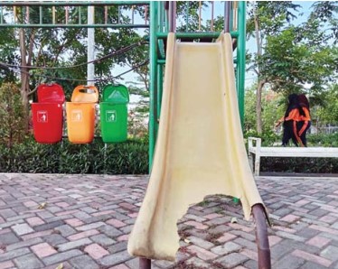 WISATA ANAK: Wahana prosotan di Taman Teluk Grajakan, Kelurahan Pandanwangi, Kecamatan Blimbing perlu diperbaiki. (Putri Tegar Oktober/Radar Malang)