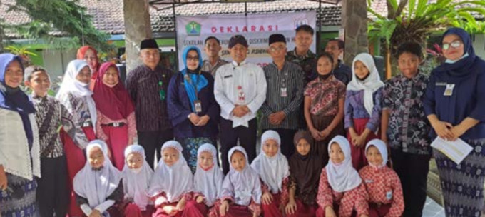 SINERGI: Kadisdikbud (tengah) bersama Kepala Sekolah, Komite, Pengawas dan stakeholder Kelurahan Tanjungrejo di sekolah, kemarin. (SDN TANJUNGREJO 2 FOR RADAR MALANG)