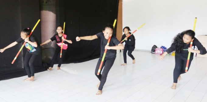 KHAS MALANGAN: Para penari Sanggar Padma Puspita memperagakan hasil tarian di gedung Dewan Kesenian Malang (DKM), Jalan Majapahit, Klojen, Kota Malang, beberapa waktu lalu. (Darmono/Radar Malang)