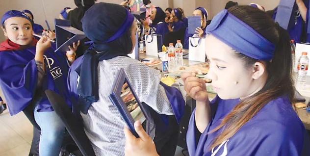 MODAL USAHA: Para peserta mempraktikkan teori merias wajah yang baru saja dipaparkan oleh pemateri, kemarin. (Suharto/Radar Malang)