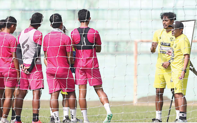SEGERA BUAT LAPORAN: Skuad Arema FC berlatih di Stadion Gajayana, beberapa hari lalu. Di Banjarmasin, mereka tidak bisa leluasa dalam melakukan official training. Itu disebabkan lampu Stadion Demang Lehman yang tak menyala. (Suharto/Radar Malang)