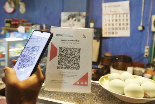 CASHLESS: Pengguna fasilitas QRIS di Kota Malang mengalami peningkatan sangat signifikan. (Darmono/Radar Malang)