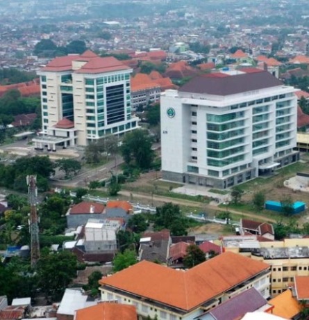 PENDAPATAN KAMPUS: Gedung-gedung tinggi di Universitas Negeri Malang (UM) tampak megah, beberapa waktu lalu. Kampus ini mempunyai aset yang akan dimaksimalkan untuk biaya operasional. (Darmono/Radar Malang)