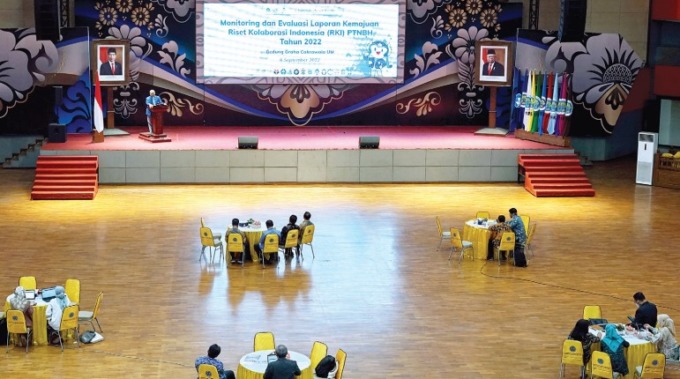 PERLUNYA MEMANFAATKAN JARINGAN: Sejumlah peneliti yang tergabung dalam Riset Kolaboratif Indonesia (RKI) mengikuti monitoring dan evaluasi di Graha Cakrawala UM Selasa (6/9). (Rofia Ismania For Radar Malang)