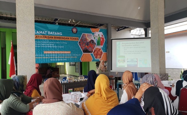 Ketua Pelaksana PkM bidang Mamin Dr Zakijah Irfin, ST MT Menjelaskan Tentang Bahayanya Zat Adiktif Makanan kepada Para Peserta di Pendapa Desa Bululawang Kabupaten Malang, Minggu (4/9/2022).