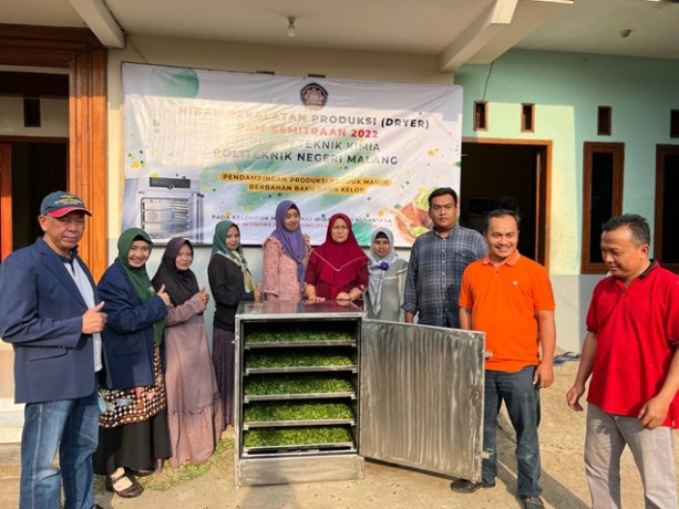 Ketua PKM Kemitraan Teknik Kimia Polinema Ir Sri Rulianah, MP (Nomor 2 dari kiri) dan Sekretaris Desa Wonorejo Singosari Abdul Halim (nomor 3 dari kanan), saat menyerahkan mesin Dryer Untuk Kader di Desa Wonorejo Singosari Kabupaten Malang, Sabtu (3/9/202