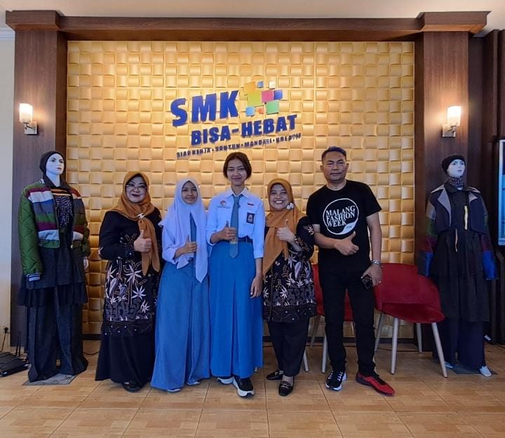 INSPIRASI NGADAS: Dari Kiri, Kepala SMKN3 Malang Dra Lilik Sulistyowati MSi, Nadiah Atha Syakirah Ibrahim, Wang Sinley Viriya Jecynta, Ana Isro Iliani MPd serta pendamping Tata Busana DR C Agus Sunandar SPd MSn.