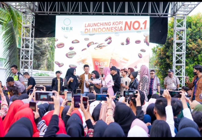 SERU POLLL: Mama Lela full team mengguncang pembukaan Sher Coffee Kepanjen, Rabu (7/9) lalu.