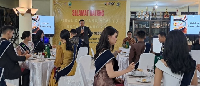 20 finalis Kakang Mbakyu Kota Malang mengikuti Pelatihan Table Manner di Unmer Malang, Rabu (14/9).