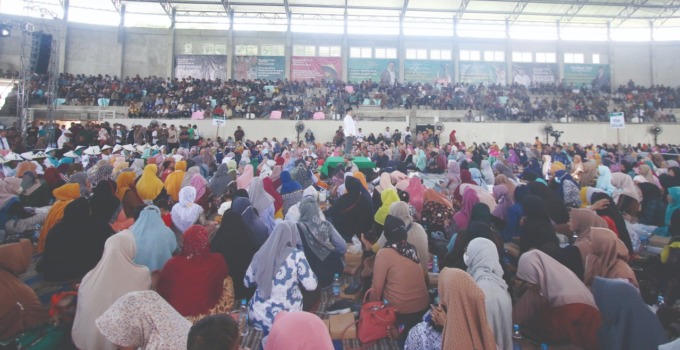 AJANG KONSOLIDASI: Ribuan peserta mendengarkan pidato Gus Muhaimin di acara Rembuk Tani seMalang Raya, kemarin (14/9).