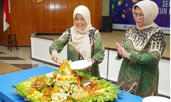 Pemotongan tumpeng oleh Ibu Fifit Anwar Sanusi, Ketua RIUM, didampingi Pembina RIUM, Dr.Prihat Assih, SE, M.Si., Ak., CSRS