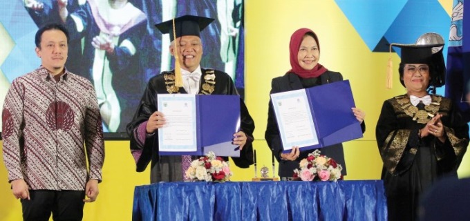 TEKEN KESEPAHAMAN: Dari kiri staf khusus Presiden RI Diaz Hendropriyono, Wakil Rektor II UT Prof Dr Ali Muktiyanto SE MSi, Wali Kota Batu Dewanti Rumpoko, dan Direktur UPBJJ-UT Malang Dr Lilik Sulistyowati MSi, Minggu (18/9). (Rofia Ismania/Radar Malang)