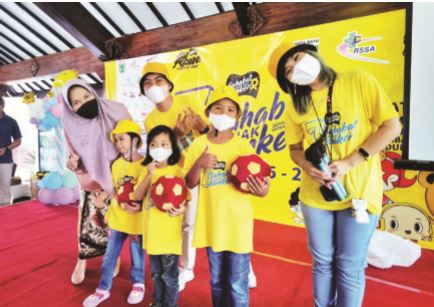 BERI SEMANGAT: Wali Kota Batu Dewanti Rumpoko (kiri) usai memberikan materi dalam acara talk show kanker di pendapa rumah dinas wali kota, Sabtu (24/9). (SAHABAT KANKER ANAK FOR RADAR BATU)